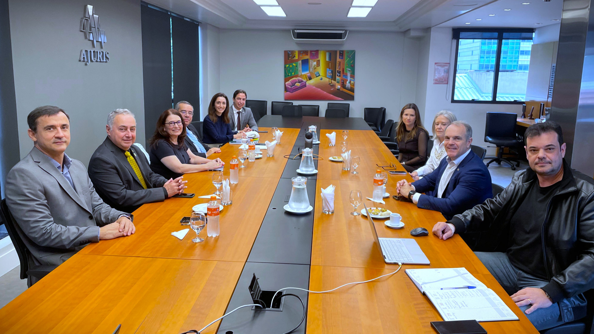 /arquivos/Nova presidente da FACE-RS, Roselaine Rockenbach, conduz reunião na sede da Ajuris /arquivos/WhatsApp Image 2025-05-27 at 11.54.46